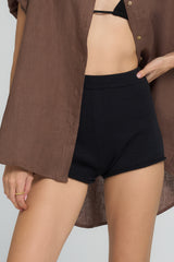 Semi-fitted silhouette of neutral cotton shorts