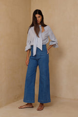Relaxed women’s denim jeans with timeless mid blue wash