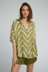 Fluid silhouette detail of Georgie rayon shirt tie dye