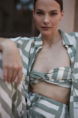 A model wearing a strapless bikini bandeau