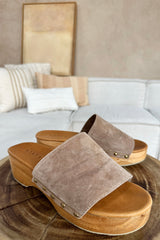 Clog shoes with natural suede