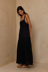Relaxed black dress with adjustable shoulder straps 