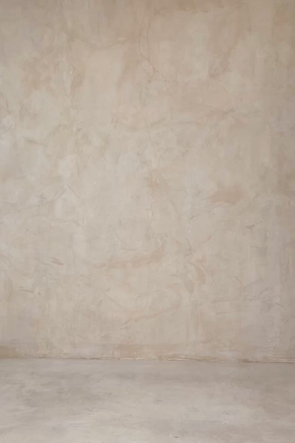 Airy ivory top with three-quarter sleeves and pintuck texture 